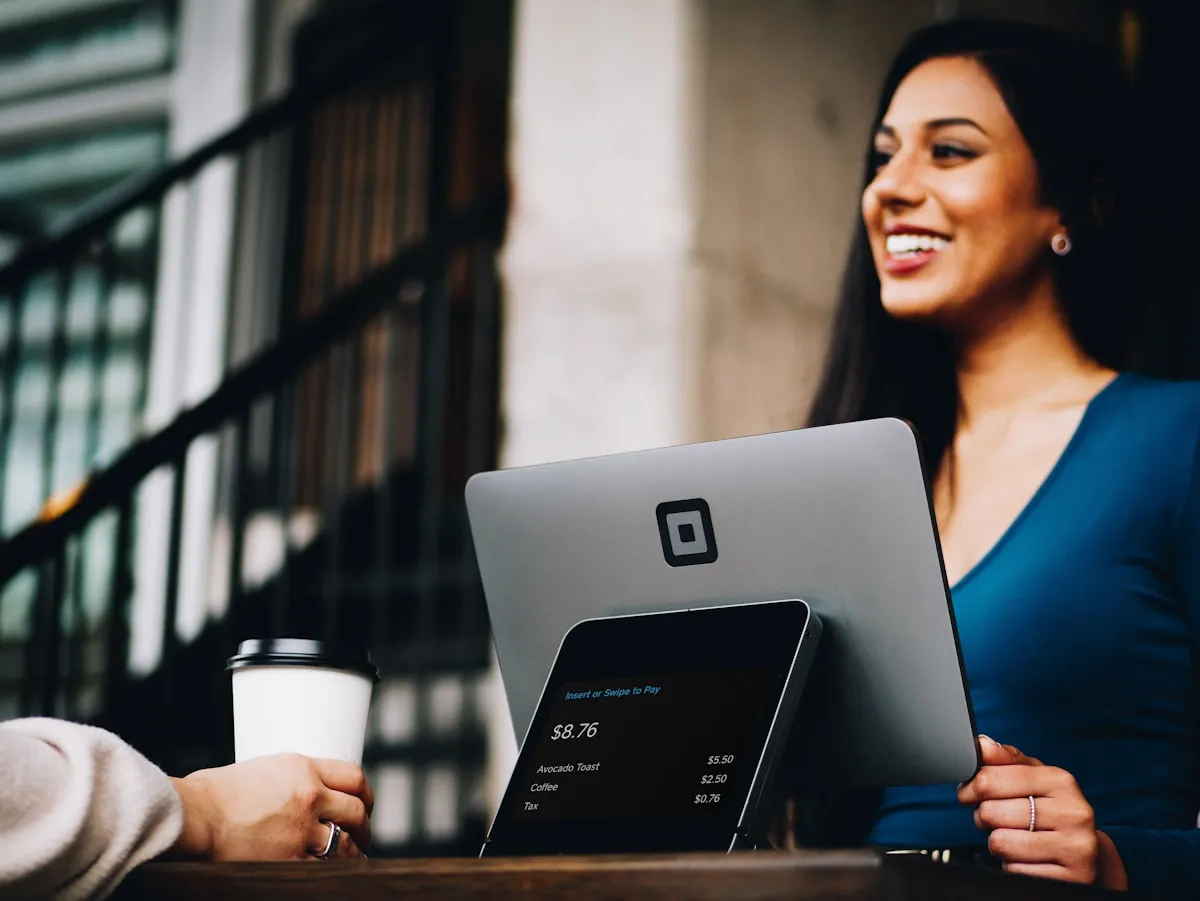 Support team using AI and live chat tools during a busy ecommerce shift